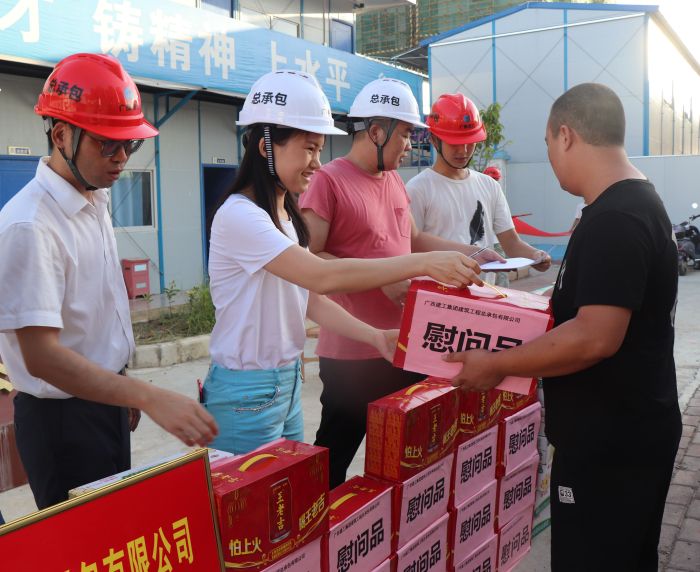 1595561454101542.jpg 发放慰问品。。。 杨俊峰 摄.jpg