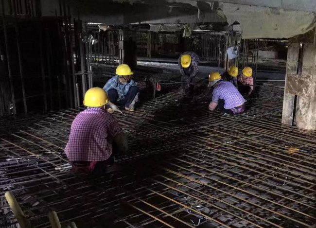 1607586557939771.jpg 3工人深夜绑扎钢筋(修图).jpg