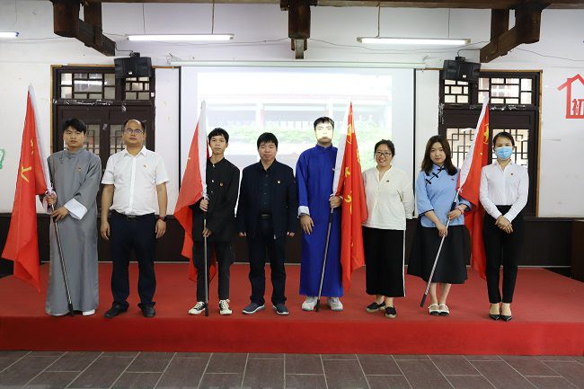 1621932769140253.jpg 向青年职工授”青年突击队“旌旗(修图).jpg