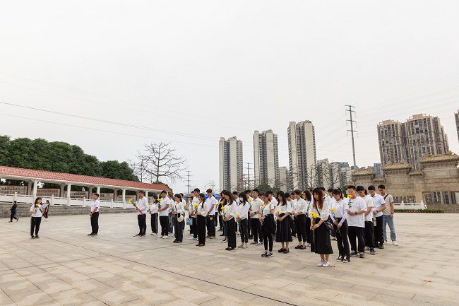 1712453947103474.jpg 鞠躬默哀(修图).jpg